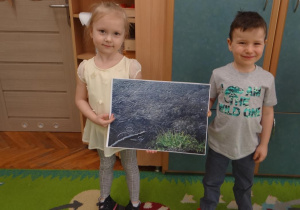 Dzieci pokazują plansze dotyczące wody